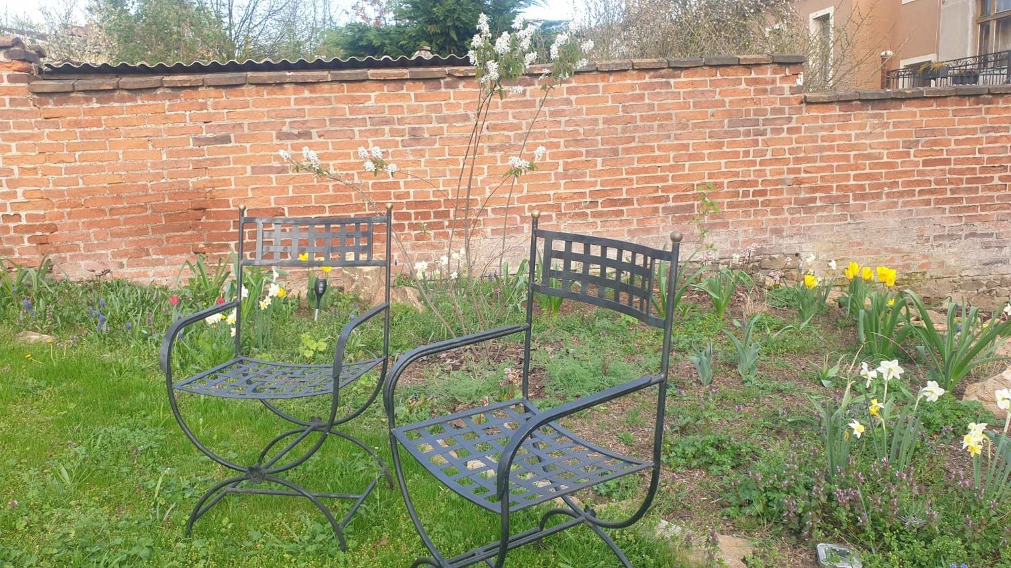 Art Nouveau With Garden In *